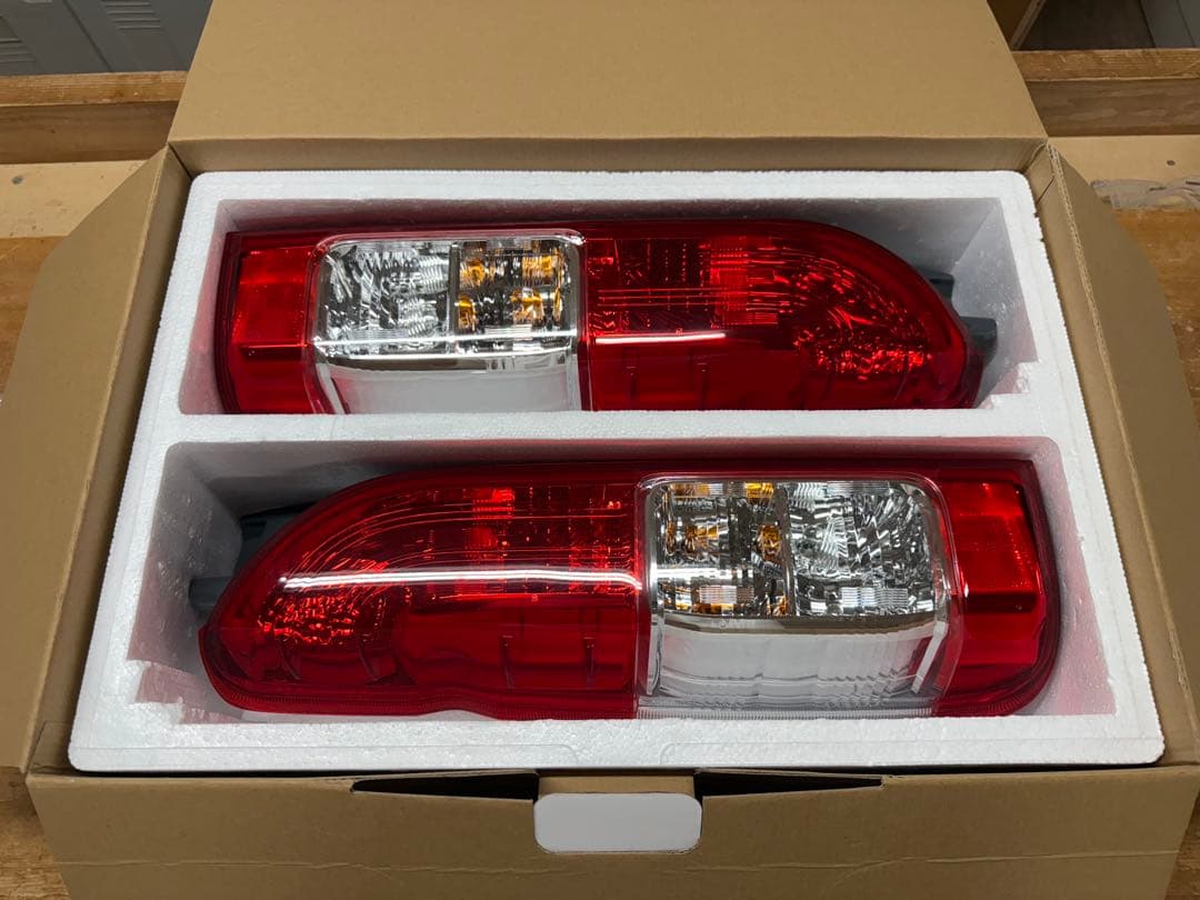 ハイエース　8型　純正　テールランプ　左右セット