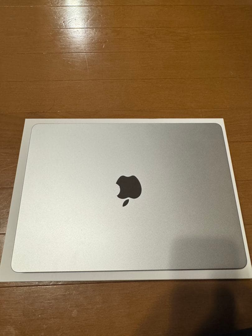 MacBook シルバー 本体 512GB SSD 10コアGPU / 16GB