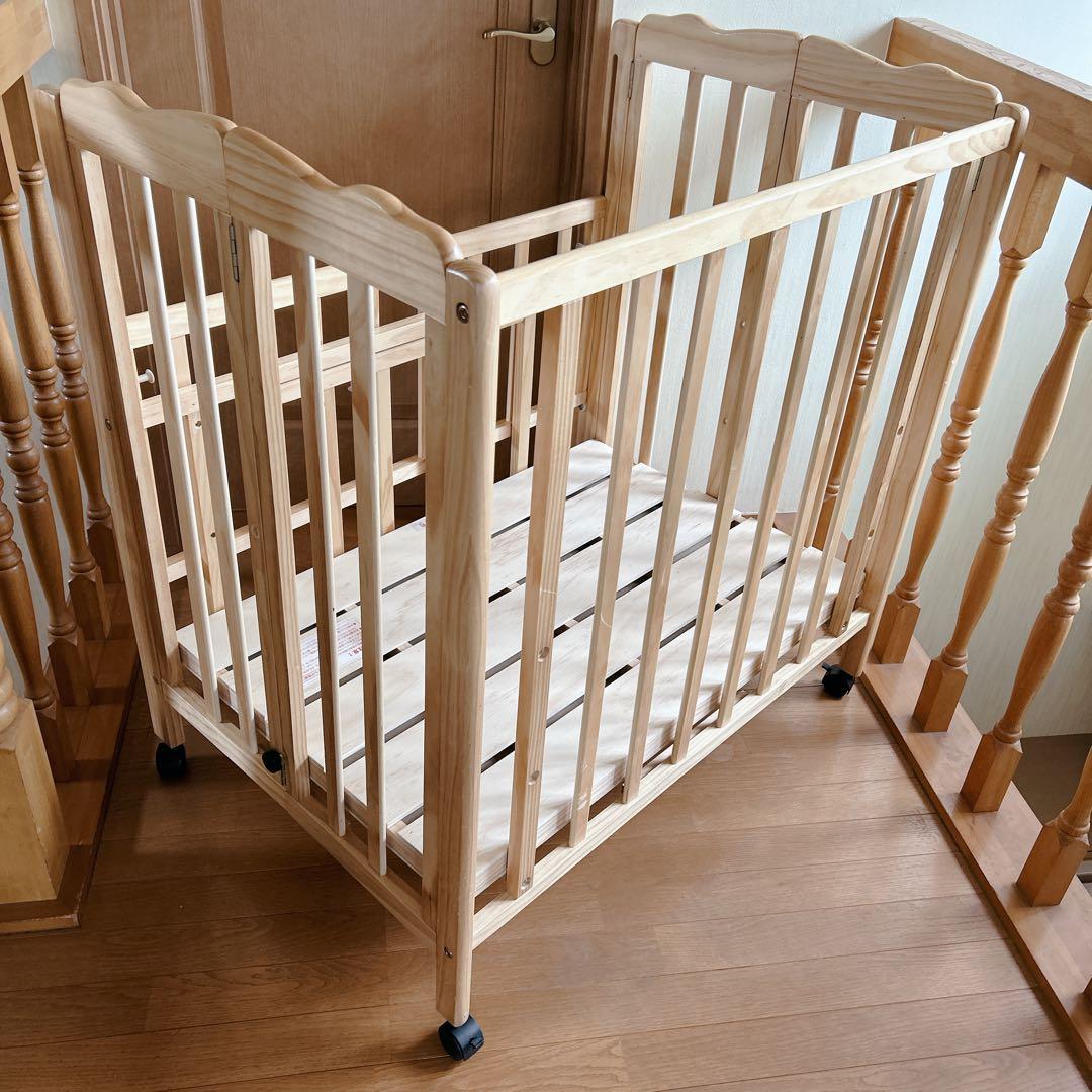 美品 大和屋 パタン折りたたみミニベビーベッド ナチュラル キャスター付き