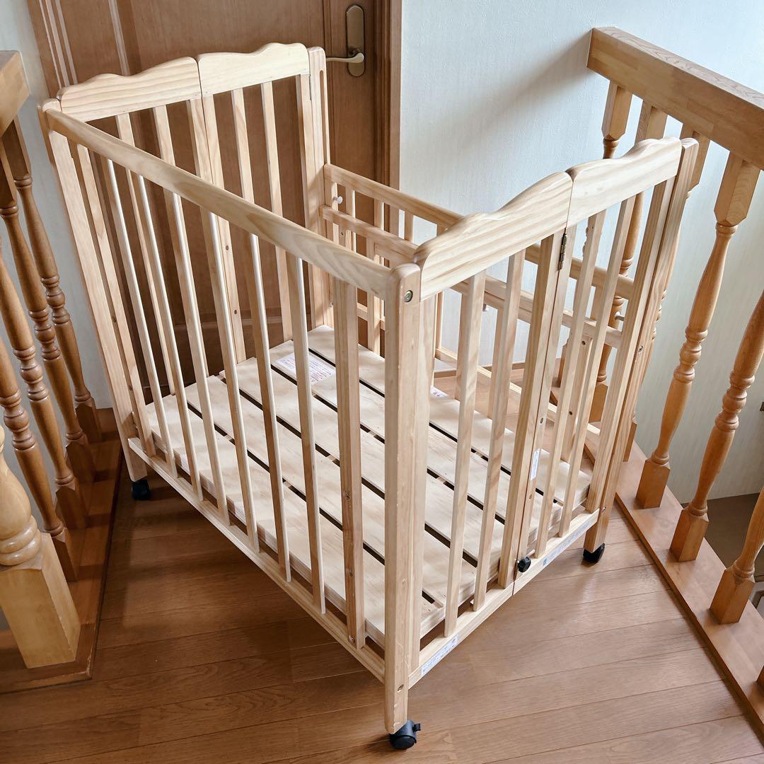 美品 大和屋 パタン折りたたみミニベビーベッド ナチュラル キャスター付き
