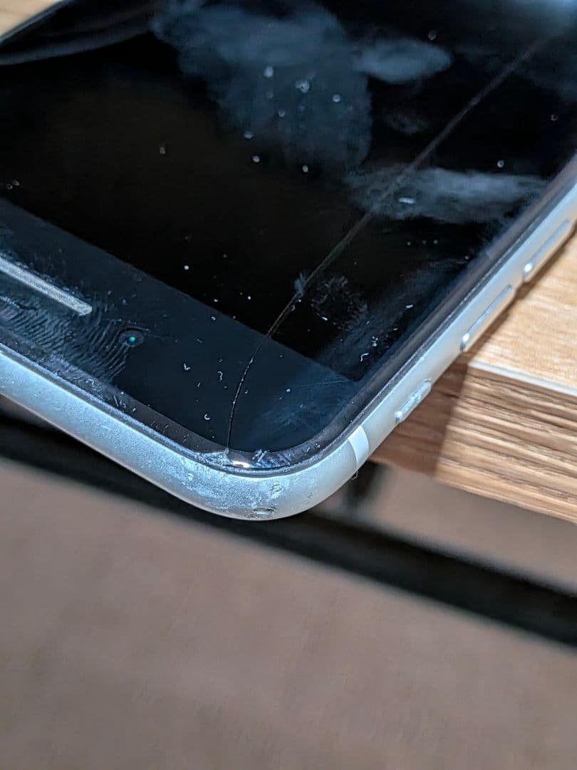 iPhone シルバー 本体 画面傷あり