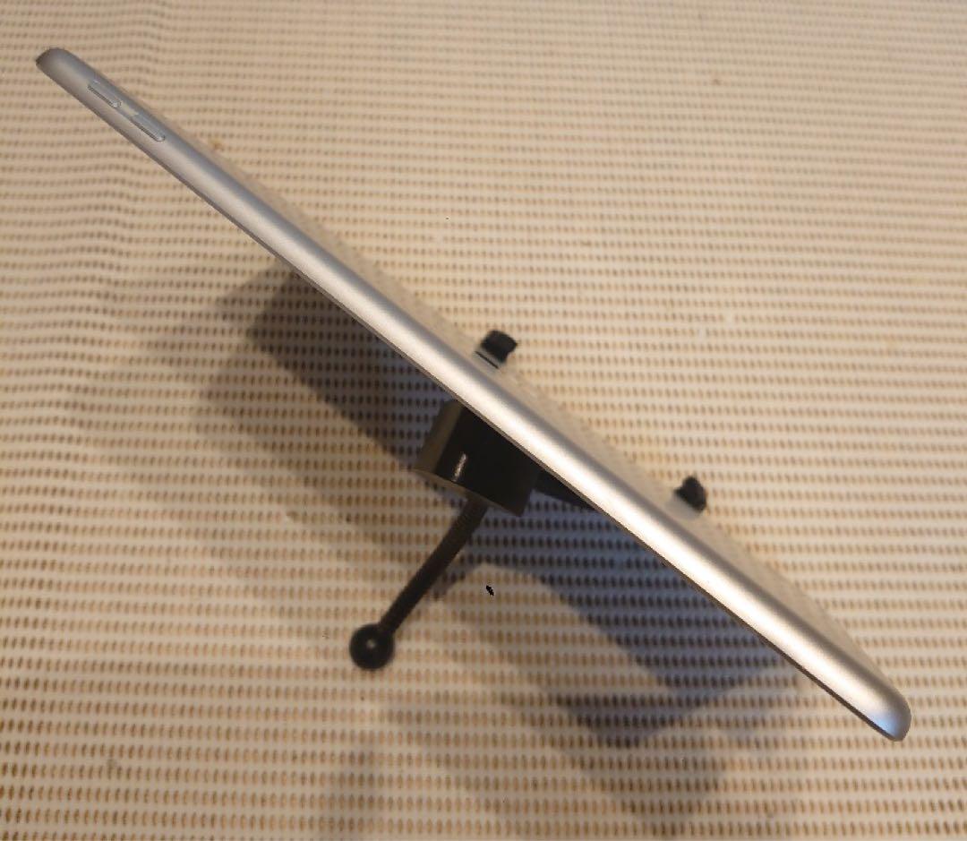 完動品iPad第5世代(A1822)本体128GBシルバー送料込W3DVF