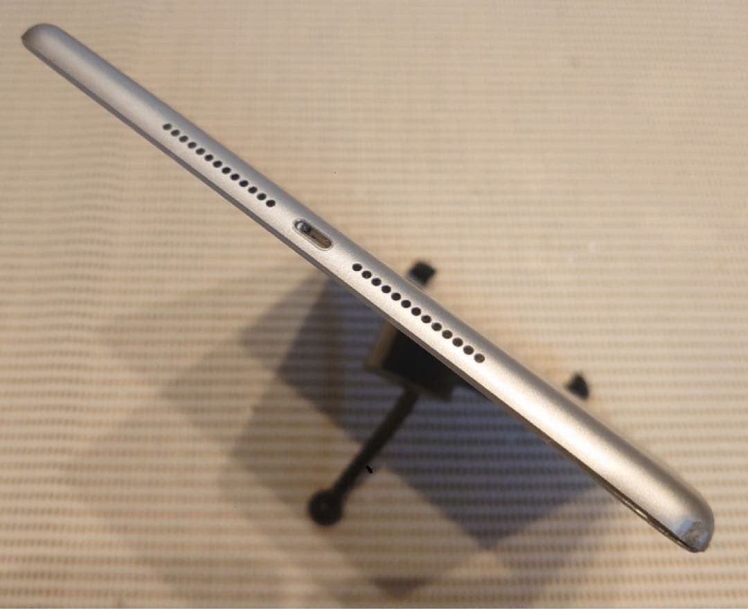 完動品iPad第5世代(A1822)本体128GBシルバー送料込W3DVF