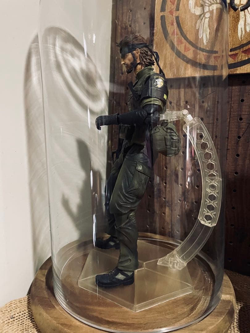 メタルギアソリッド　スネーク ミリタリーフィギュア ガラスドーム付き