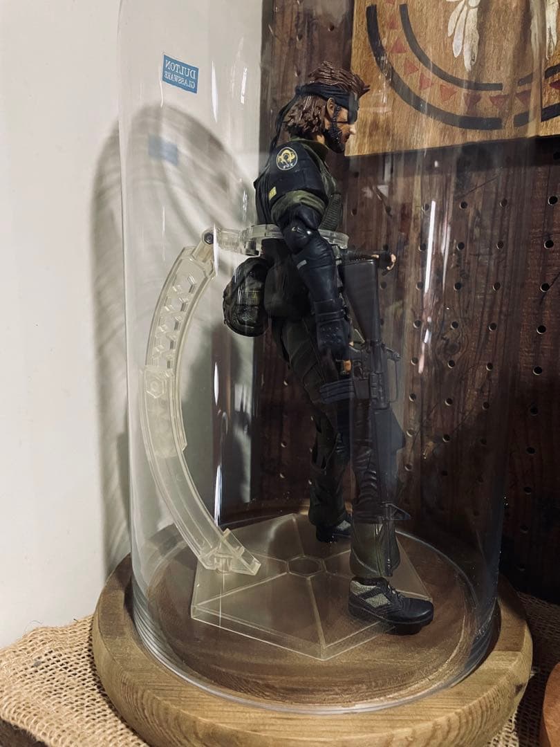 メタルギアソリッド　スネーク ミリタリーフィギュア ガラスドーム付き