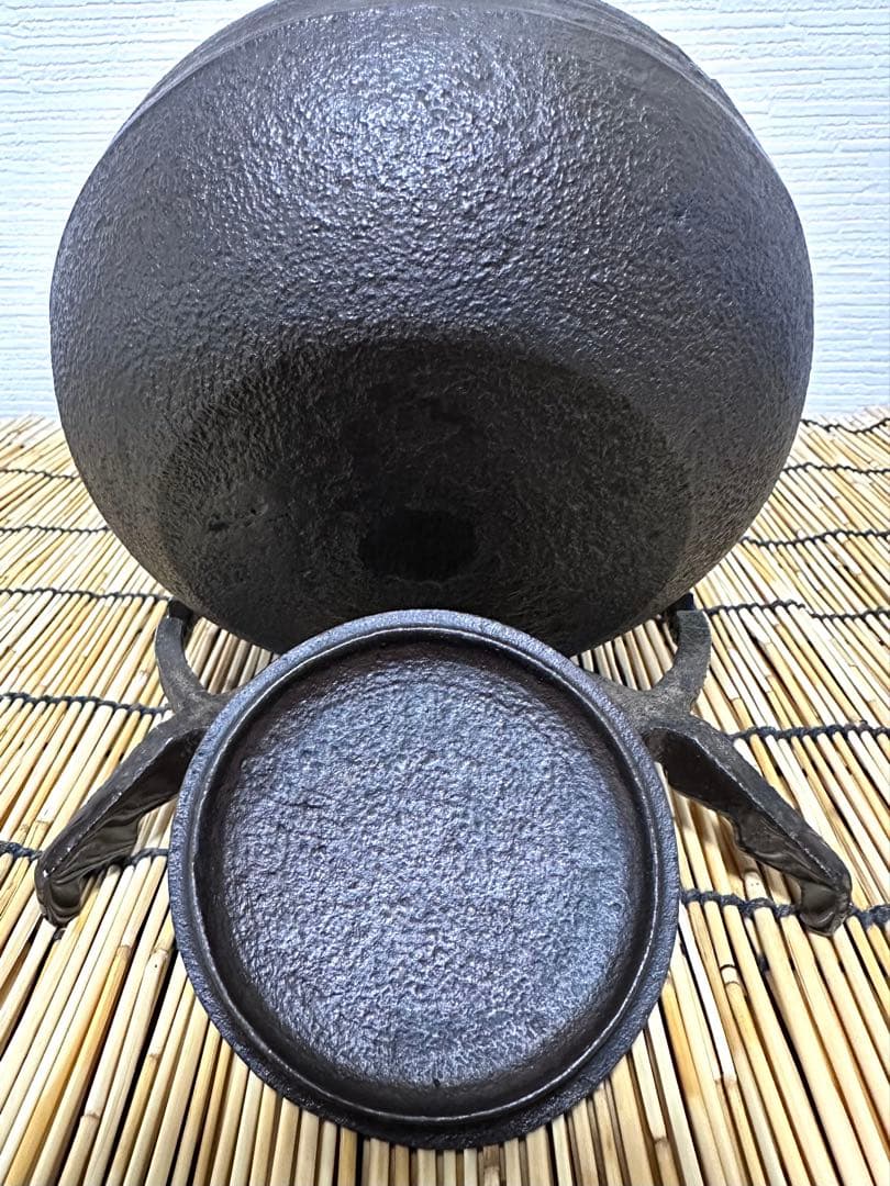 未使用品、供箱等付属品付　岩手県奥州 佐秋鋳造所 佐藤守巨造 真作保証　南部鉄瓶