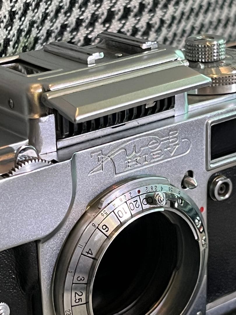 Kiev 4 フィルムカメラ ＋レンズ＋フード革ケースひ付き