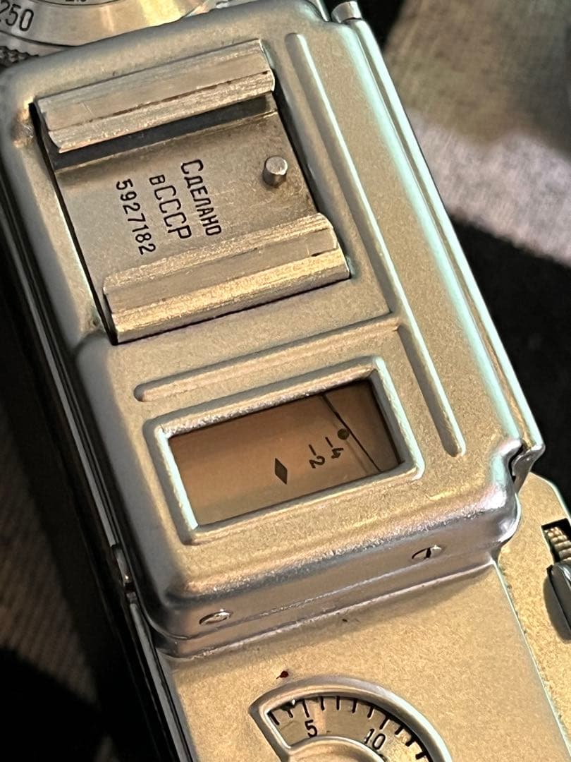 Kiev 4 フィルムカメラ ＋レンズ＋フード革ケースひ付き