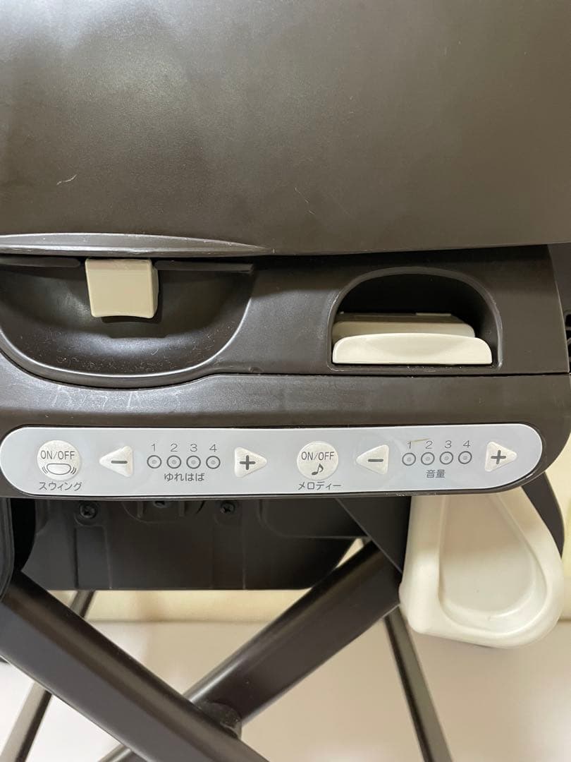 ベビーチェア ブラウンとホワイトストライプ