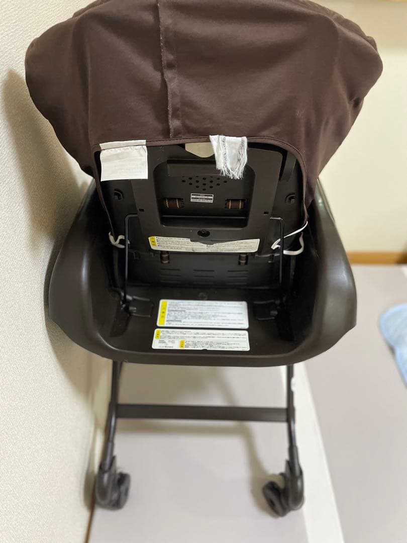 ベビーチェア ブラウンとホワイトストライプ