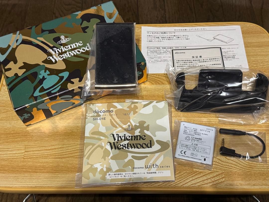 Vivienne Westwood ヴィヴィアン ウエストウッド SH-01E