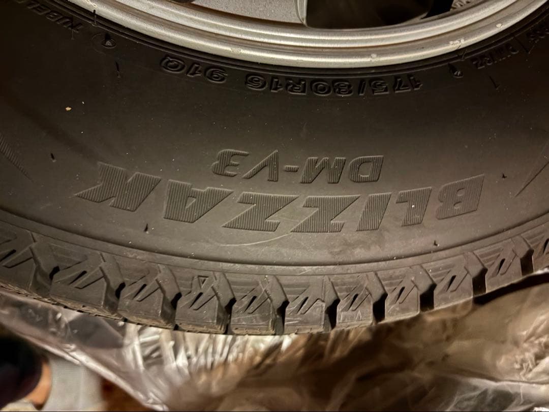 ジムニー ブリザック 16インチ dm-v3 23年製 175-80-16