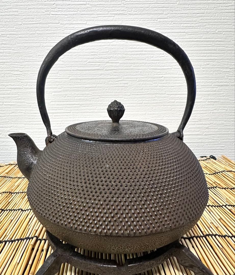 未使用品、木箱付　南部盛岡川勝造　１５型アラレ　南部鉄瓶　イコニコサン様売約済み