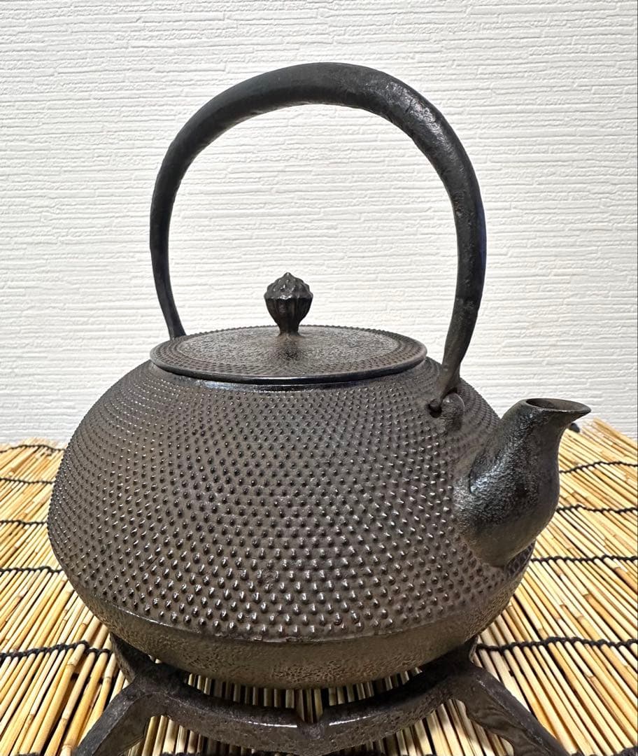 未使用品、木箱付　南部盛岡川勝造　１５型アラレ　南部鉄瓶　イコニコサン様売約済み