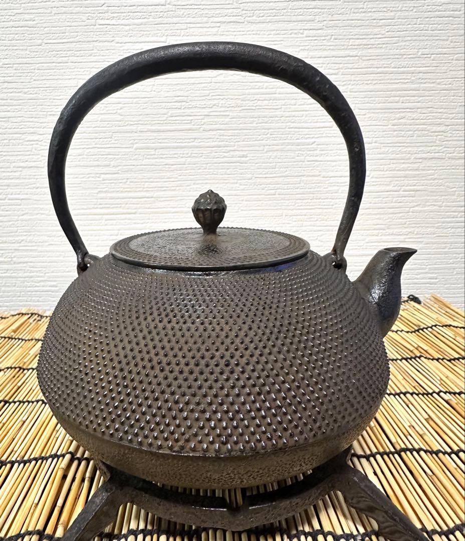 未使用品、木箱付　南部盛岡川勝造　１５型アラレ　南部鉄瓶　イコニコサン様売約済み