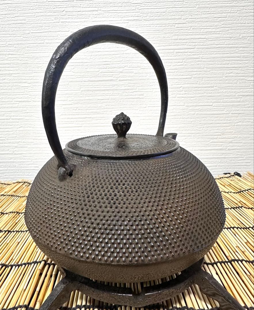 未使用品、木箱付　南部盛岡川勝造　１５型アラレ　南部鉄瓶　イコニコサン様売約済み