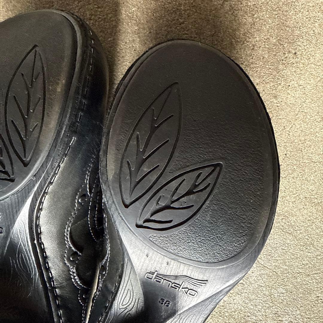 ダンスコ　黒 ストラップ付き シューズ