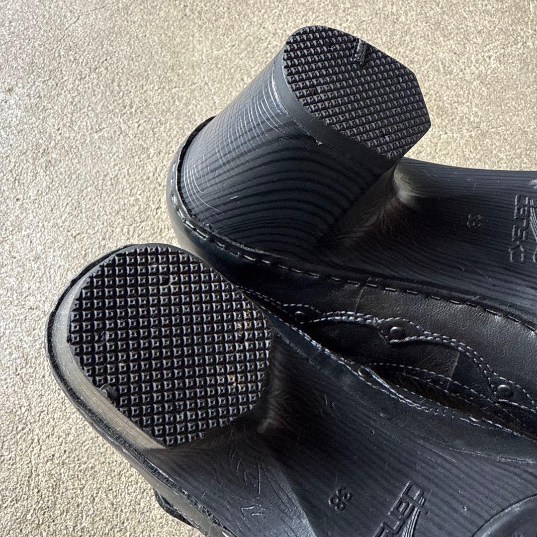 ダンスコ　黒 ストラップ付き シューズ