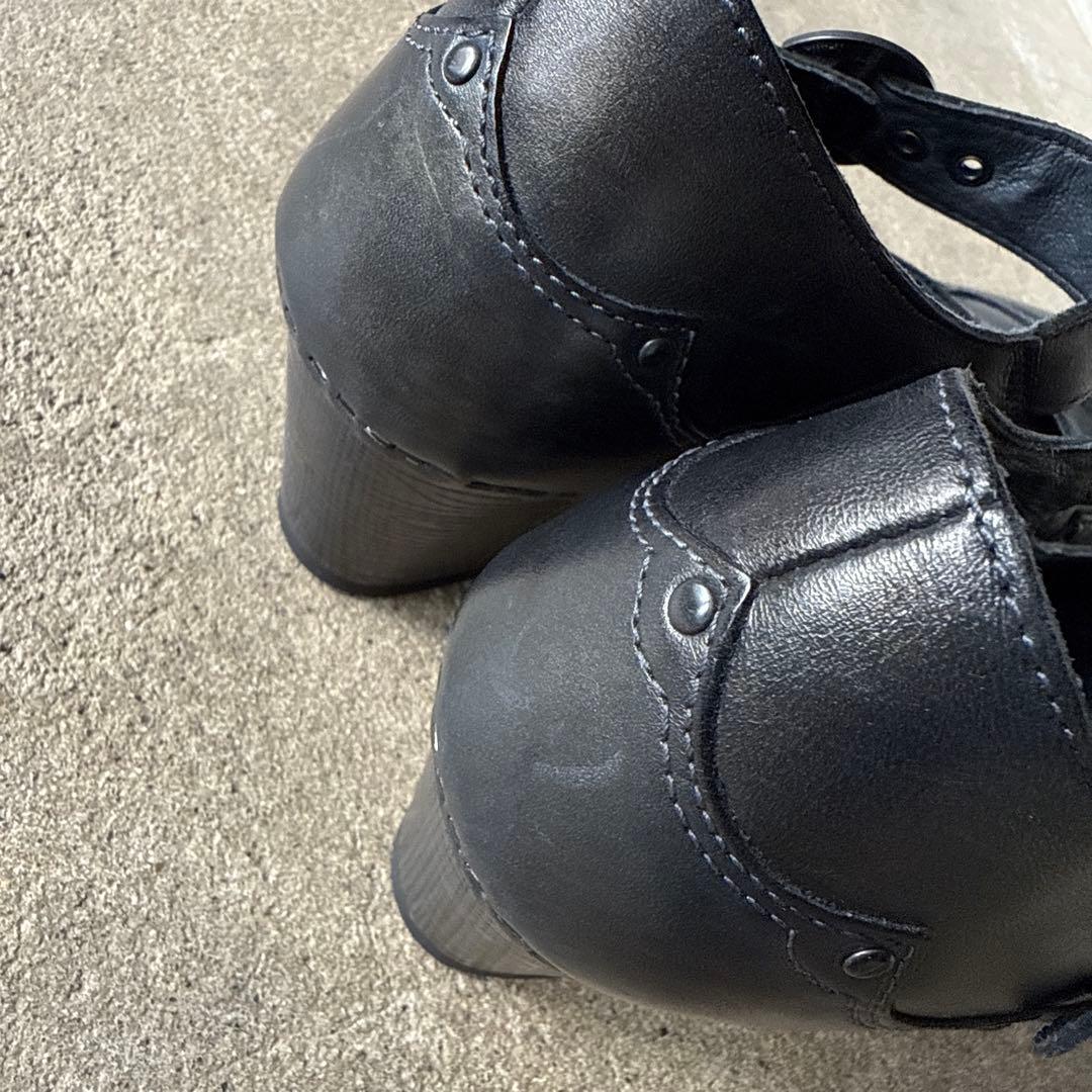 ダンスコ　黒 ストラップ付き シューズ