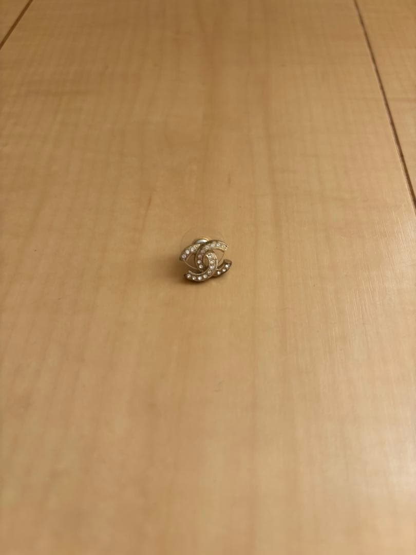 【お値下げしました】 シャネルのココマークラインストーン付きピアス（ゴールド系）