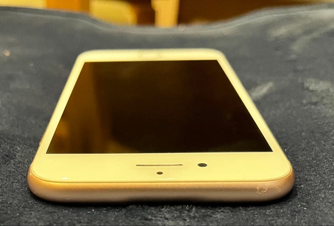 Apple iPhone 8 ゴールド 本体　箱はSE2？