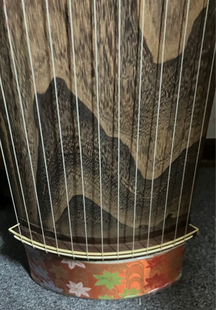 お琴です。すだれ彫り￼並甲、舌に蒔絵、甲に傷は殆ど無いです。