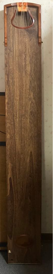 お琴です。すだれ彫り￼並甲、舌に蒔絵、甲に傷は殆ど無いです。