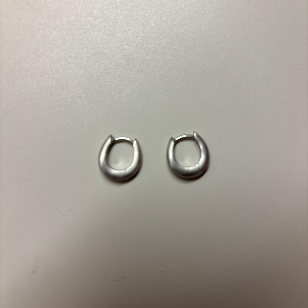 TOMWOOD Liz huggies satin ピアス　トゥモロー