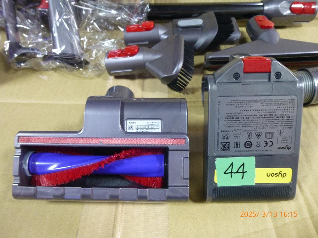 タイムセール開催中　めちゃ安　ダイソンSV18　新品ボディ本体と良品周辺パーツ