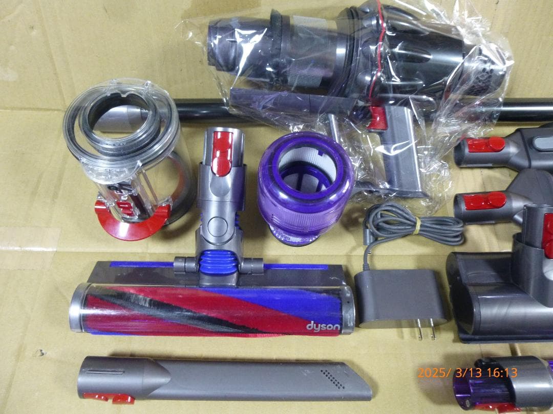 タイムセール開催中　めちゃ安　ダイソンSV18　新品ボディ本体と良品周辺パーツ