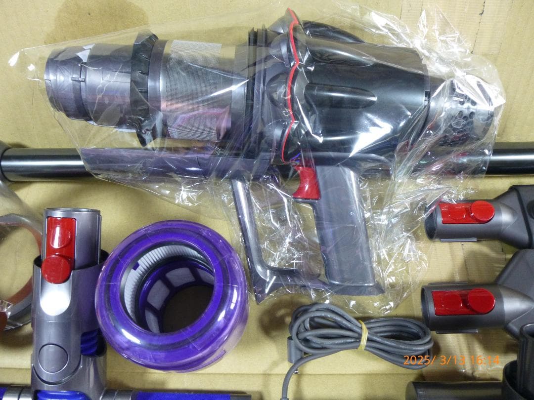 タイムセール開催中　めちゃ安　ダイソンSV18　新品ボディ本体と良品周辺パーツ