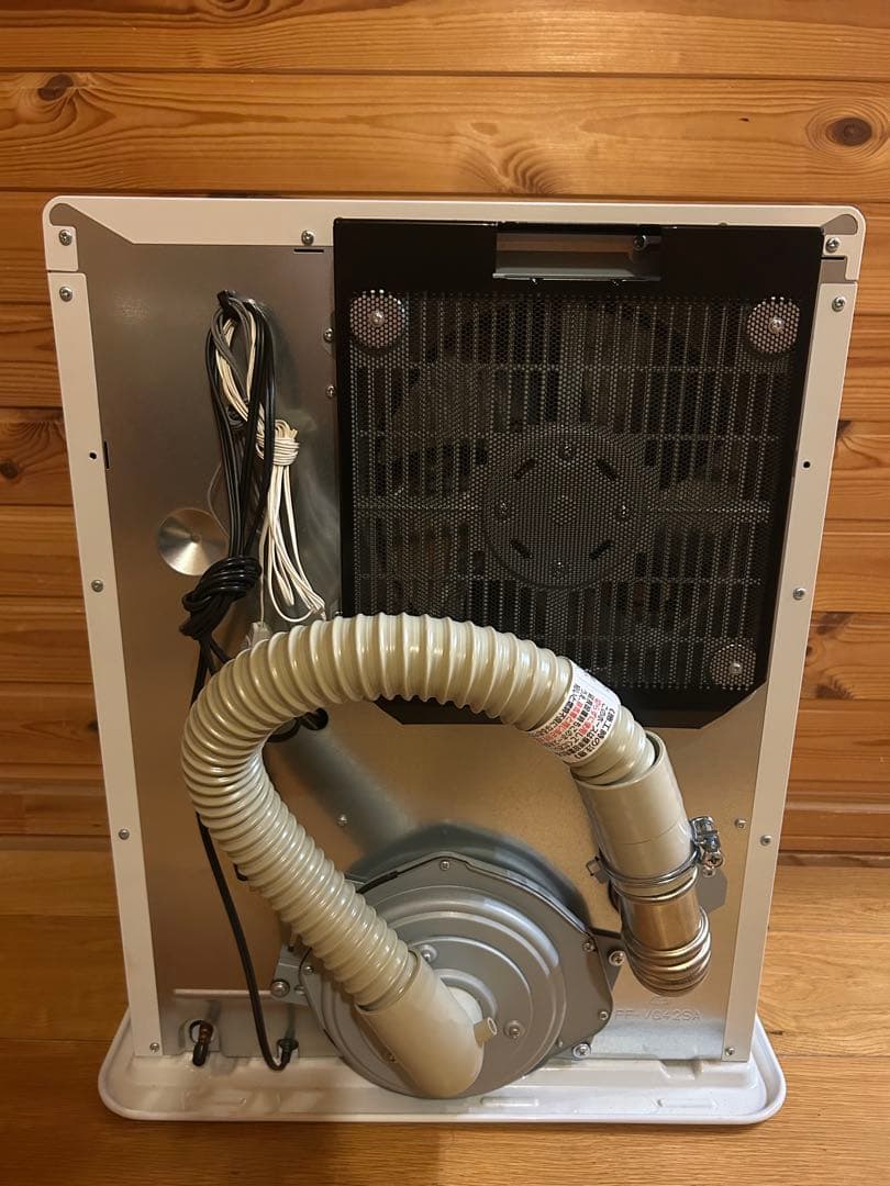 コロナFFストーブ 中古　2022年製 （排気筒は新品）