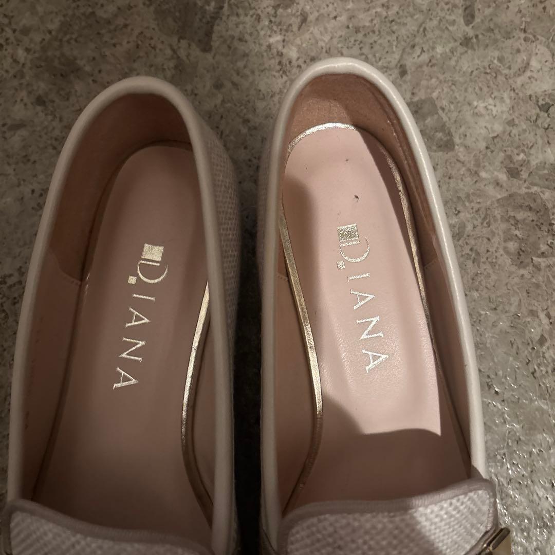 DIANA リボン付きローファー オフホワイト　べージュ
