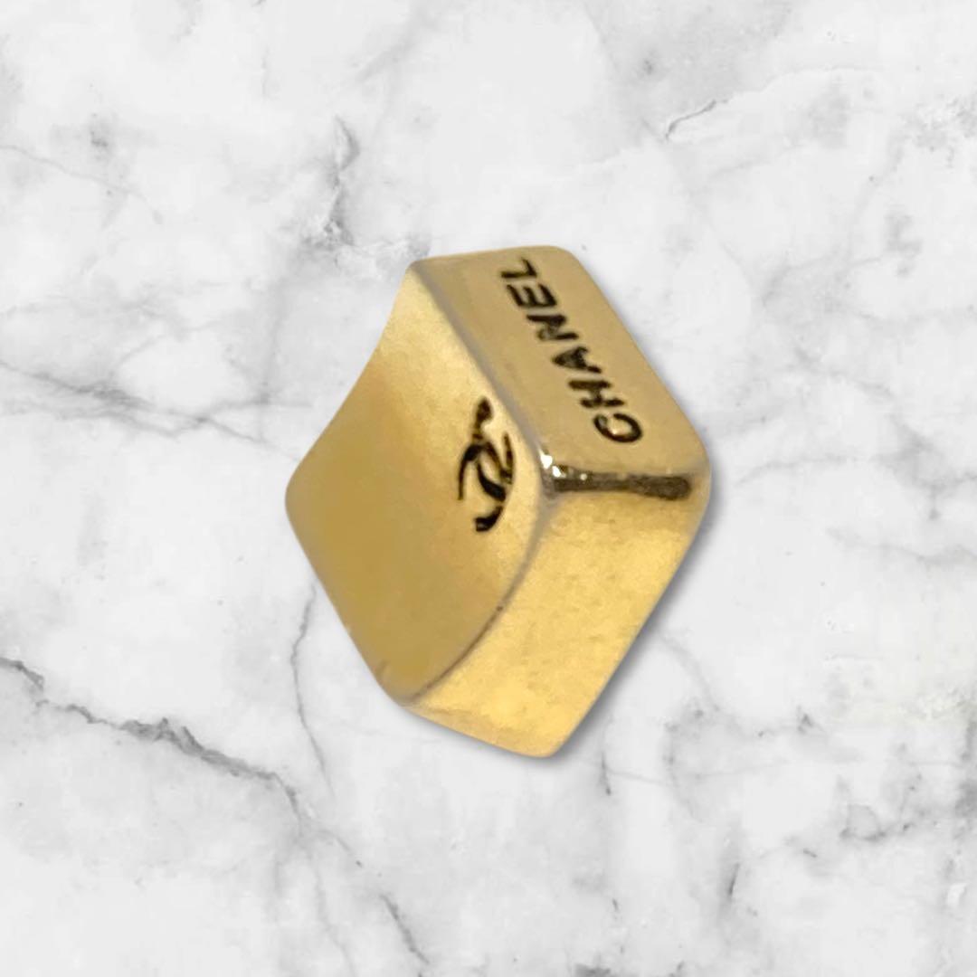 ヴィンテージ CHANEL ココマーク キューブ片耳 ピアス ゴールド 1-87