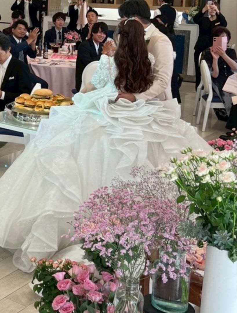 白ウェディングドレス　ティアラとブライダルインナーセット付き