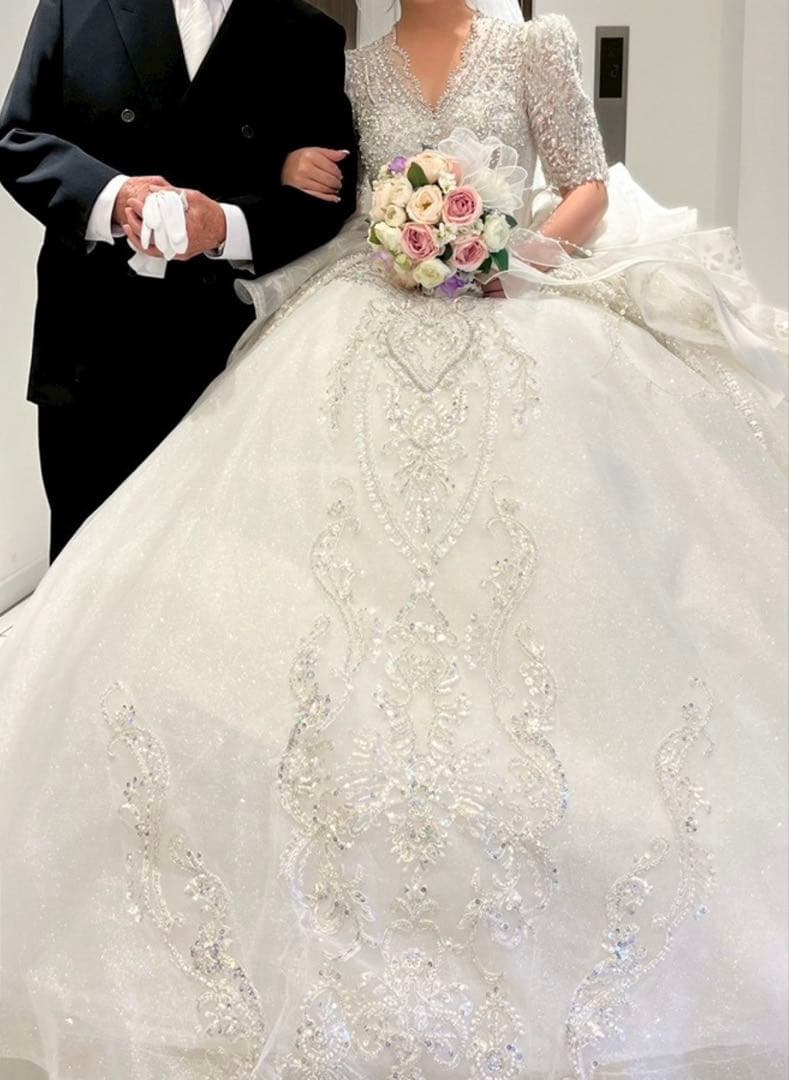 白ウェディングドレス　ティアラとブライダルインナーセット付き