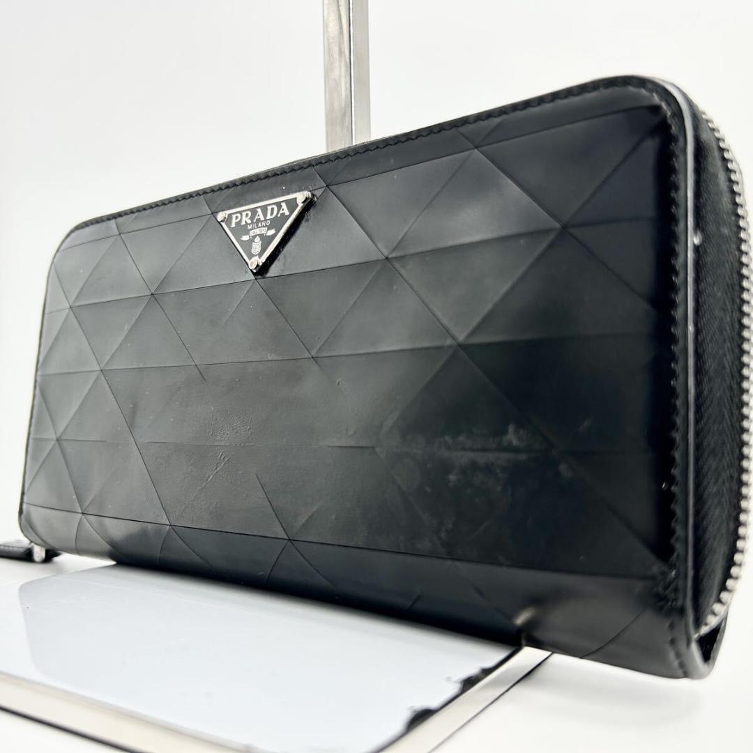 近年モデル　プラダ　ラウンドファスナー　ブラッシュドレザー　三角ロゴ　ブラック