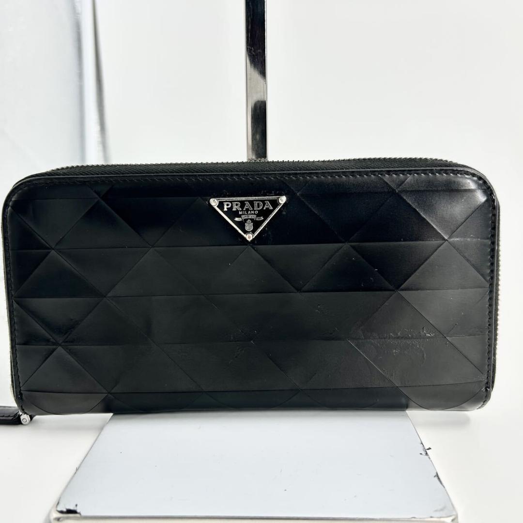 近年モデル　プラダ　ラウンドファスナー　ブラッシュドレザー　三角ロゴ　ブラック