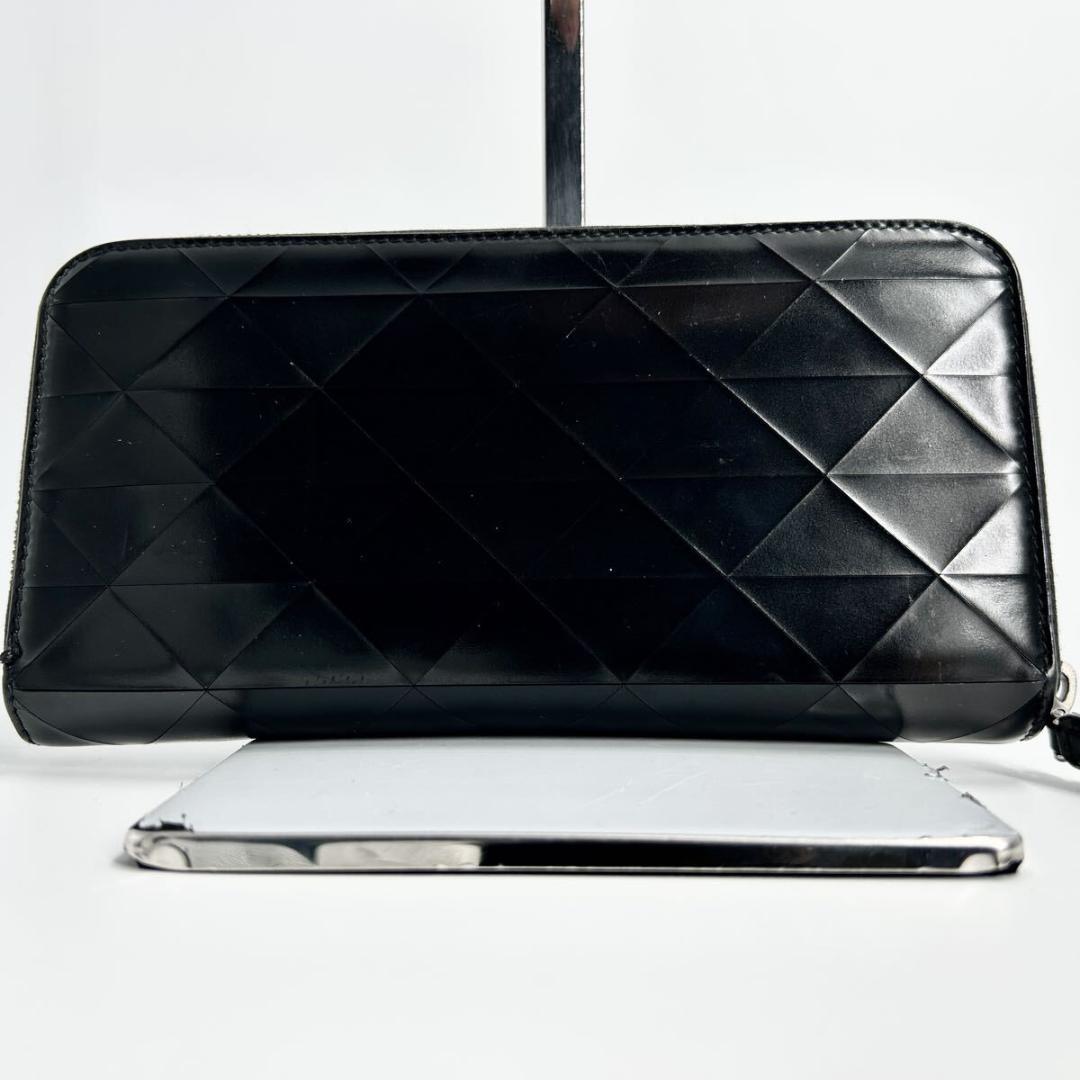 近年モデル　プラダ　ラウンドファスナー　ブラッシュドレザー　三角ロゴ　ブラック