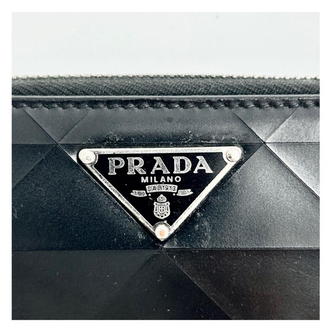 近年モデル　プラダ　ラウンドファスナー　ブラッシュドレザー　三角ロゴ　ブラック