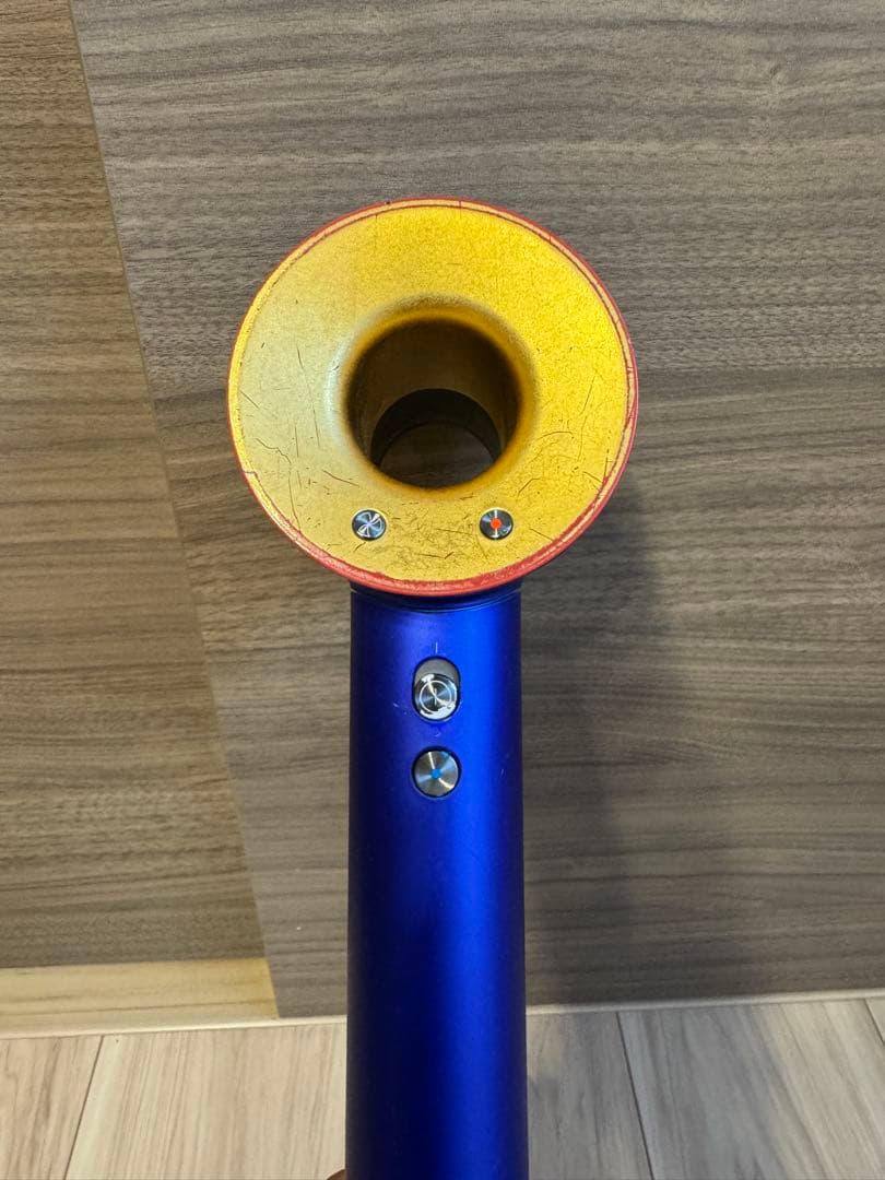 【人気商品】Dyson ヘアドライヤー 付属品有　収納ケース付き　金箔