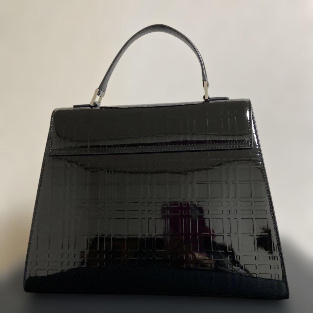本日限定　新品　未使用品　バーバリー エナメル　黒　ハンドバッグ