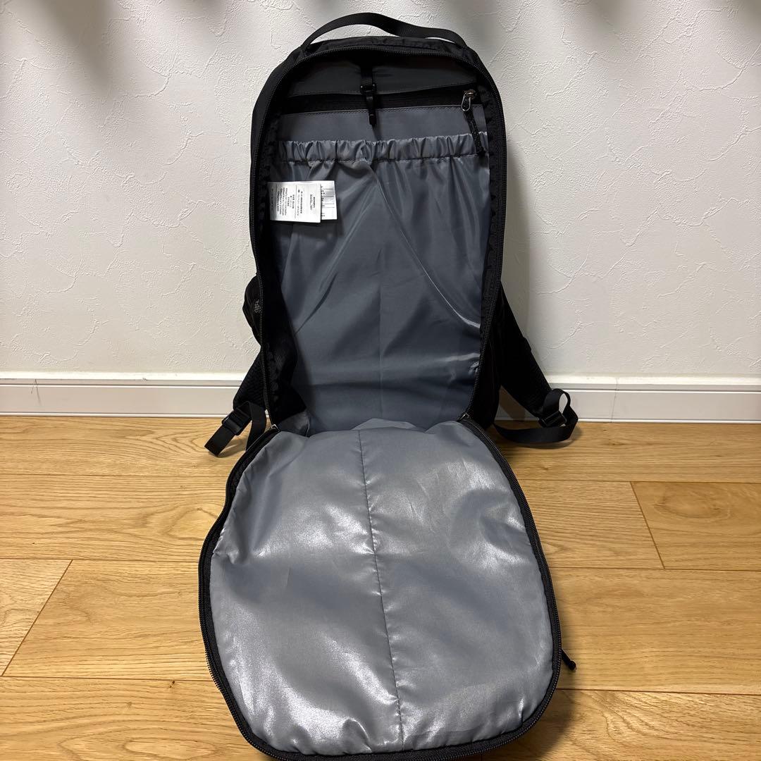 ARC'TERYX ブラック バックパック マンティス26