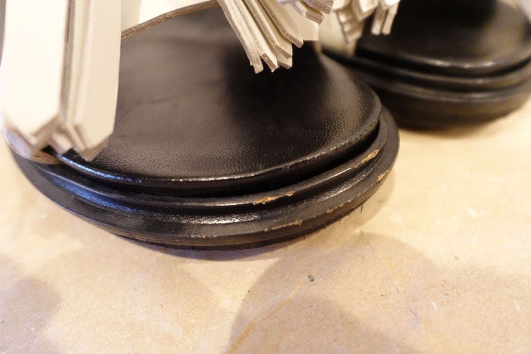 MARNI タッセル付きホワイトサンダル