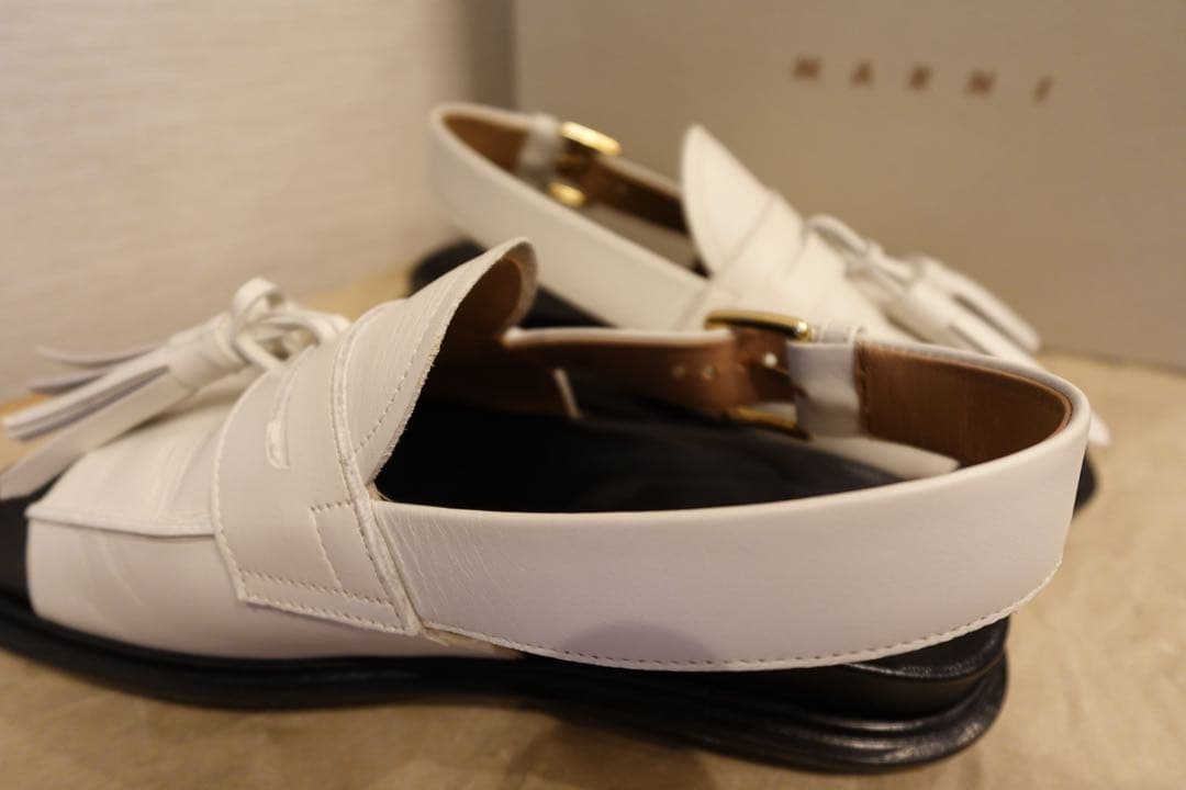 MARNI タッセル付きホワイトサンダル