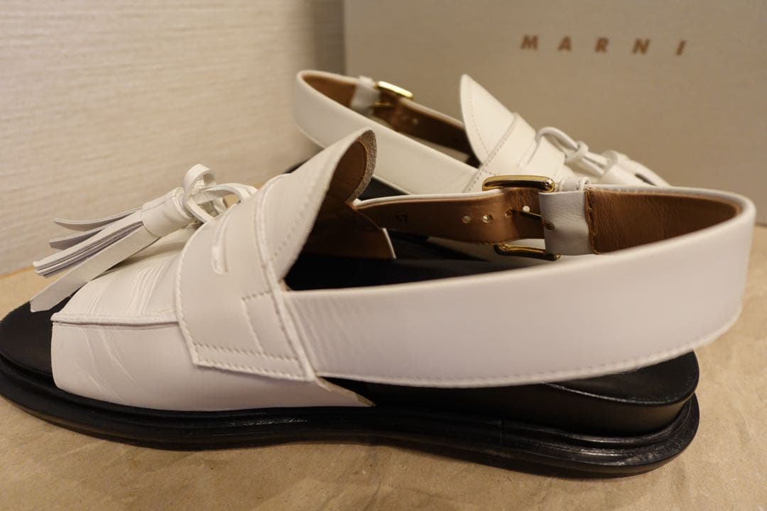 MARNI タッセル付きホワイトサンダル