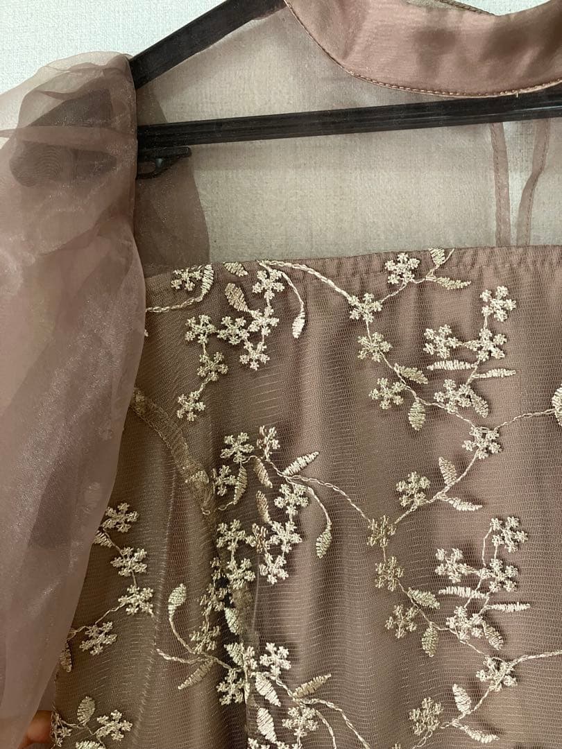 niana オーガンジーパフスリーブ刺繍レースドレス