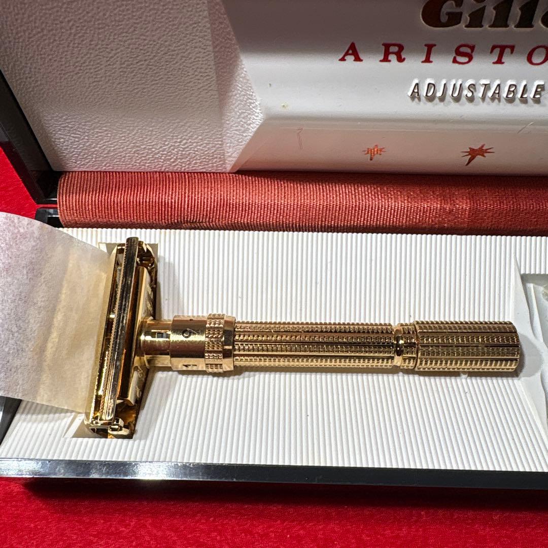 未使用　Gillette ARISTOCRAT 髭剃り　剃刀　ゴールド　替刃付