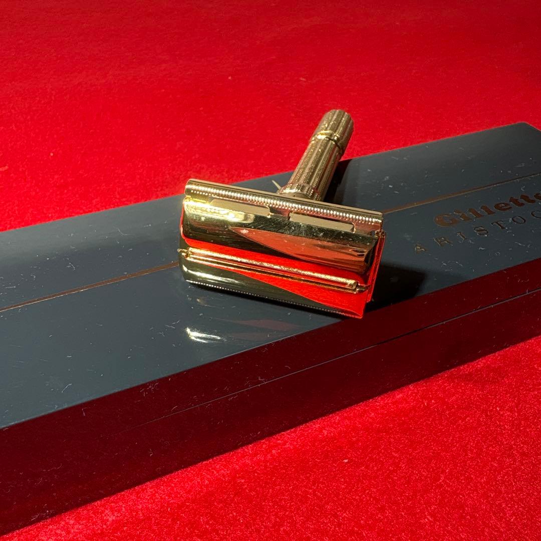 未使用　Gillette ARISTOCRAT 髭剃り　剃刀　ゴールド　替刃付