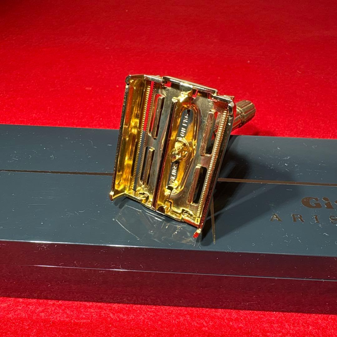 未使用　Gillette ARISTOCRAT 髭剃り　剃刀　ゴールド　替刃付